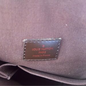 Nice crossbody bag , comes with the authenticity card and receipt
